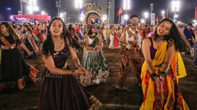 নবরাত্রির গার্বা-দান্দিয়া থেকে মুসলিমদের দূরে থাকতে বলল বিশ্ব হিন্দু পরিষদ