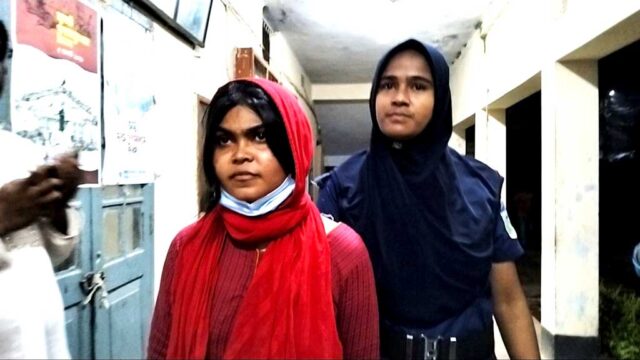 ফ্যামিলি কার্ড দেওয়ার কথা বলে টাকা নেওয়ার অভিযোগ, এনসিপি নেত্রী আটক