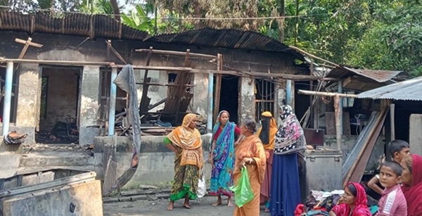 পরনের কাপড় ছাড়া কিছুই নেই, ডুমুরিয়ায় আগুনে নিঃস্ব দুই পরিবার