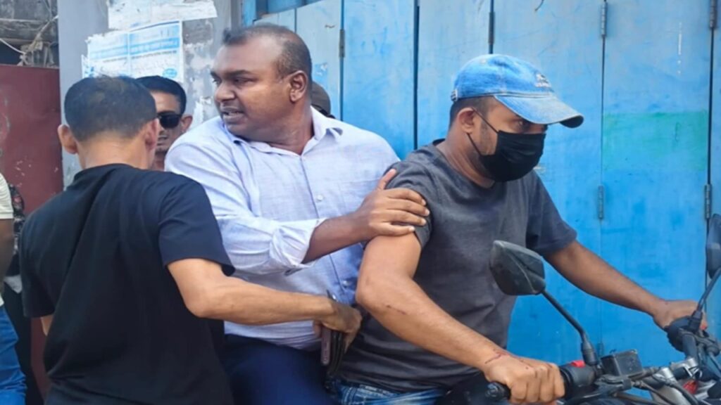 খুলনায় সাব-রেজিস্ট্রারকে অস্ত্র ঠেকিয়ে নিয়ে যাওয়ার অভিযোগ, আধাঘণ্টা পর ফিরলেন