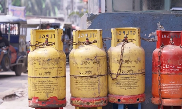 এলপিজির ১,৮৩৭ টাকার সিলিন্ডার বিক্রি হচ্ছে ২,৫০০ টাকায়
