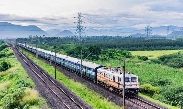 খুলনায় পৃথক ট্রেনের ধাক্কায় বৃদ্ধসহ দুজনের মৃত্যু