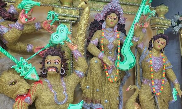 খুলনায় ৩০ কেজি ধানের শীষে সাজানো দুর্গাপ্রতিমা, মণ্ডপে ভিড়