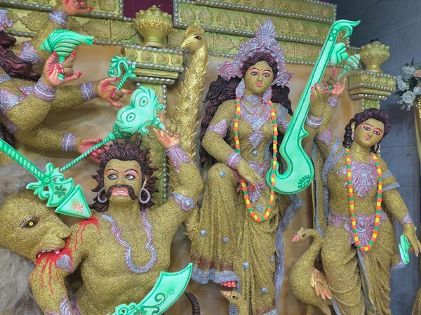 খুলনায় ৩০ কেজি ধানের শীষে সাজানো দুর্গাপ্রতিমা, মণ্ডপে ভিড়